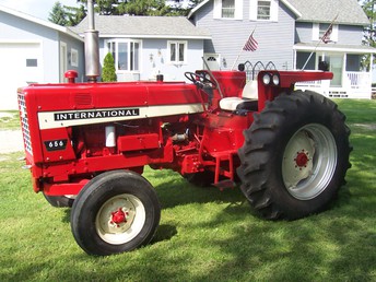1972 656 Utility - Restored in 2015,been on tractor rides,showes and Parades.Fun little utility