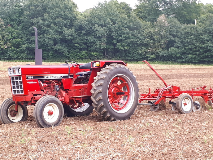 Ih 684 - Great tractorwith 2100 original hours.