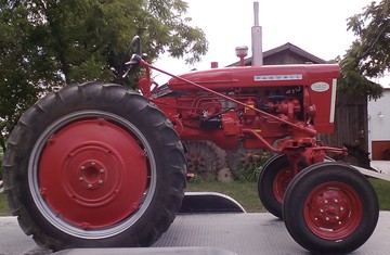 1963 Farmall 140 Hiclear - A pretty scarce tractor here in the midwest.