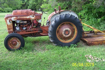 1957 Ford 801 Series Tractor(Propane) - this tractor is a one owner,runs good,no power  steering,needs a rear tire,hydraulics work good,you  can work this tractor every day.i changed it over  from 6 volt to 12 volt system,has new alternator and  coil,new battery,starts every time.could use some  cosmetic work.
