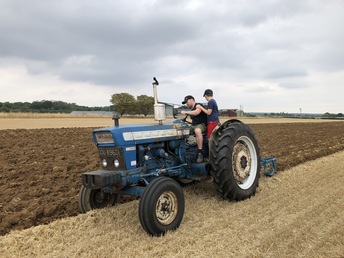 Ford 5000 Select O Speed - Having fun with a Ransomes 3 furrow plough
