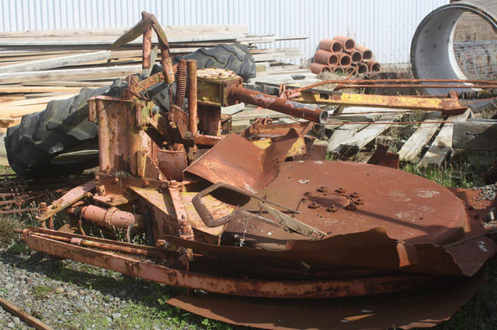 Ford 5000 6X - 29-03-2015 Thornbury Southland New-Zealand the remains of the trencher that was fitted to the Ford 5000