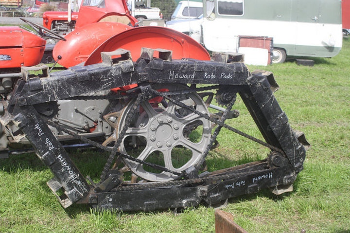 Massey-Ferguson 65 - 29-03-2015 Thornbury Southland New-Zealand MF 65 fitted with Rotapad tracks off Ford 5000