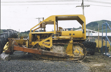Caterpillar D4-7U-9261 - 15-01-2000 Mosgiel Otago New-Zealand on death row if you subsequent source of information was correct this tractor was scraped for part shortly after I took this photo