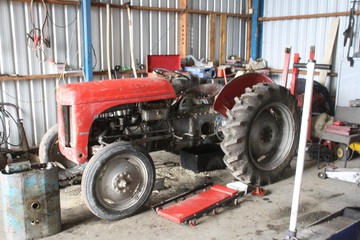 Ferguson T E A - 18-08-2017 Chertsey Mid-Canterbury New-Zealand back in the day it was normal practice for dealers too paint gray Ferguson tradein tractors in Massey-Ferguson colours