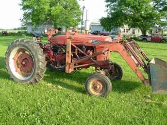 Farmall  M W/Loader