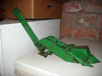 Vintage 1/16 John Deere Corn Picker 