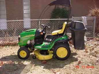 John Deere L120 Lawn Tractor