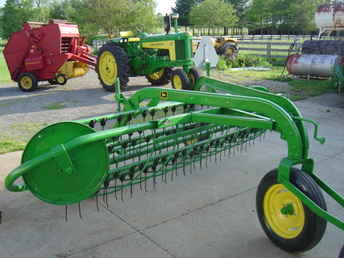 John Deere 672 Hay Rake (Sold)