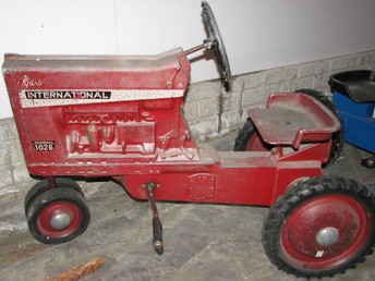 1026 Ih Pedal Tractor