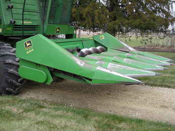 John Deere 444 Cornhead