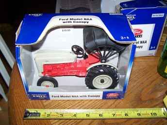 Ford NAA  Toy Tractor 1/16