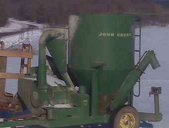 John Deere 400 Feed Grinder
