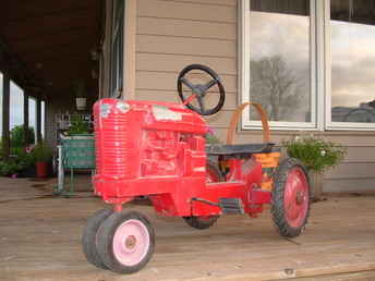 Super M Int. Pedal Tractor