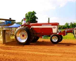 Ih 560 Pulling Tractor 