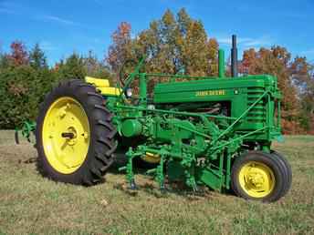 1950 John Deere B W/ Cult.