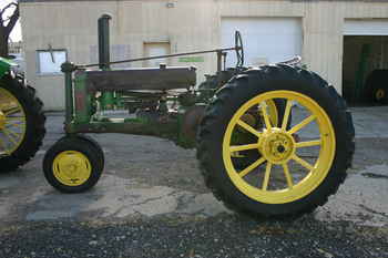 John Deere Unstyled B- No Reserve