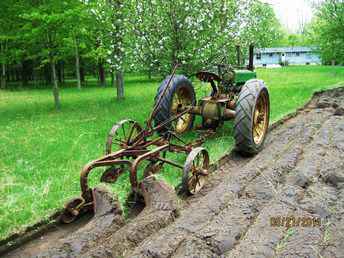 John Deere 4B Trip 2BTM Plow