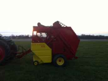 New Holland 852 Round Baler