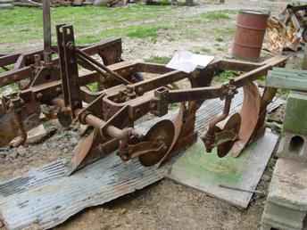 John Deere 810 3 Bottom Plow