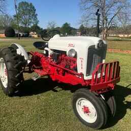 1955 Ford 950 - RUNS GREAT. GOOD TIRES. VERY NICE TRACTOR.