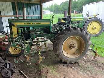 420T John Deere With Cultivato - Great tractor 12 volt charging system  With alternator runs great~nl~Cash only buyer pays shipping