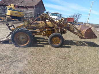 M I John Deere Tractor/ Loader - complete project tractor. Not running  stuck. front rims goos, rears need ~nl~replacing. Loader has welds, one crack. ~nl~can load onto a trailer. calls are best