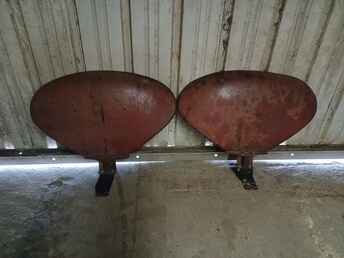 Case Tractor Fenders - Selling a nice set of fenders for a Case  tractor, but unsure of the model. They ~nl~have some extra brackets welded to the ~nl~bottom mount plate but look like they ~nl~could be removed with little damage. Call ~nl~with questions.