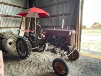 Farmall Cub - Farmall Cub and blade, nearly new tires, tire chains, converted to  12 volt system, good metal work.  Perfect for restoration.