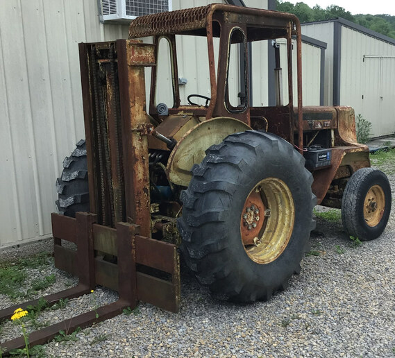 1964 Ford 4000 Forklift - 1964 Ford 4000 industrial forklift, runs strong, tilt, side shift, 4 speed with reverser,  newer drive tires and hydraulic pump. Needs a paint job and a new seat but a real ~nl~nice and solid machine.