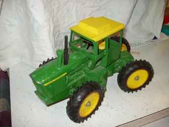 1/16 Scale John Deere 7520 4 Wheel